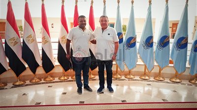 محافظ البحر الأحمر يكرم موظفا عثر على حقيبة بها 2 مليون دولار وردها لأصحابها