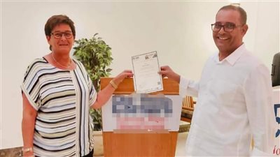 تكريم سائحة ألمانية بمرسى علم لوصولها للزيارة رقم 50 خلال 9 سنوات | صور