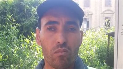 عامل نظافة يجبر بخاطر سيدة: ساعدتها عشان صعبت عليا وعيطت بسببها | بث مباشر