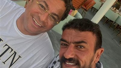 أحمد العوضي ينشر صورة مع المحامي الدولي خالد أبو بكر.. والأخير يعلق: أخويا الرجولة
