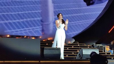 بعد غياب سنوات.. آمال ماهر تطل بالأبيض في حفلها بالعلمين الجديدة وتبدأ بـ طوبة فوق طوبة