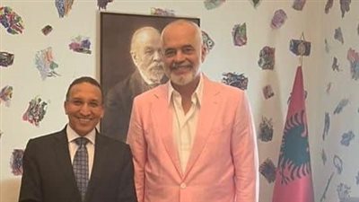 السفير المصري يُسلّم رئيس الوزراء الألباني دعوة حضور قمة تغير المناخ COP27 