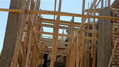 إزالة تشوينات بناء وشدة خشبية لأعمال بناء مخالف بمركز سمالوط بالمنيا