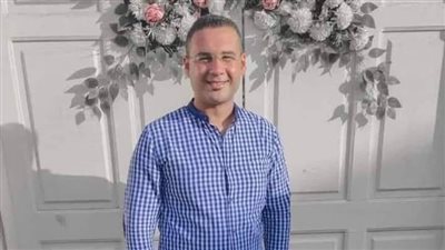 مرضه ينذر بشلل رباعي.. طبيب يستغيث بالمسئولين لعلاجه من التصلب الضموري: نفسي أرجع طبيعي زي الأول