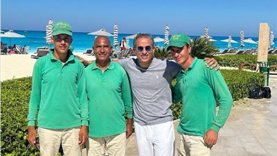 محمد العبار ينشر صورة له مع العمال في مراسي: كل الشكر لأبطالنا المجهولين 