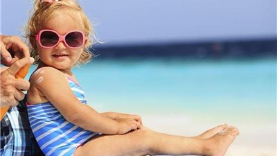 مع ارتفاع درجات الحرارة.. طبيب جلدية يقدم نصائح لحماية الأطفال في المصيف