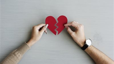 الصلاة ومشاهدة الأفلام الوثائقية.. نصائح لتجنب الإدمان العاطفي