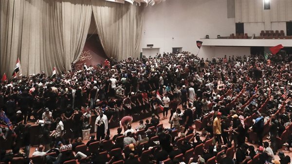 المتظاهرون داخل قاعة