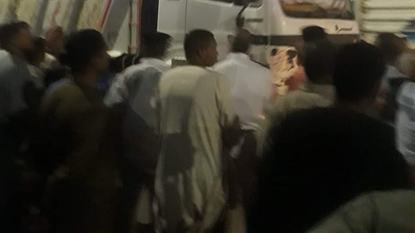 تجمع عدد من الأهالي