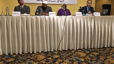 قضايا المرأة تعقد مائدة حوار بعنوان الاتجار بالنساء بين الأسرة والمجتمع..الزواج المبكر نموذجا