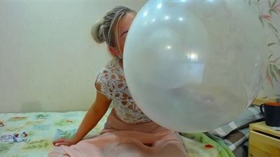 بريطانية تجني آلاف الدولارات من نفخ الفقاعات: أحلم بدخول موسوعة جينيس 