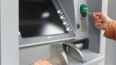 لمنع تداول الكاش.. رسوم السحب والعمولات على الفيزا كارد من ماكينات الـ ATM بالبنوك