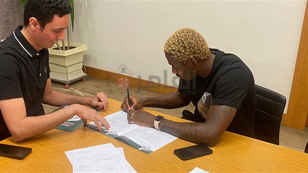 توقيع أجايي لعقده