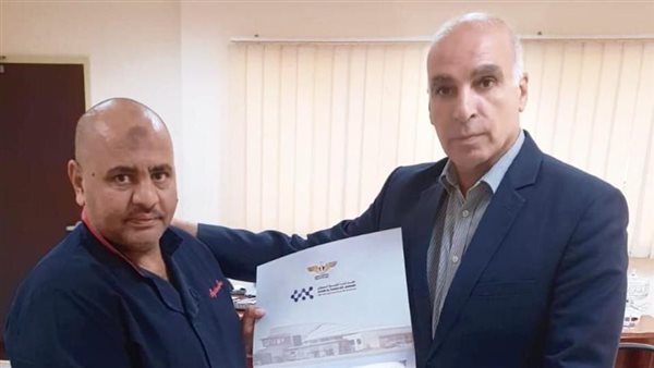 تكريم عامل بمطار