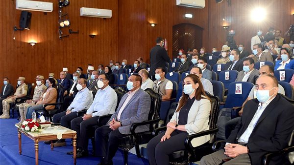 مدبولي يستمع لشرح