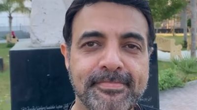 عمرو محمود ياسين يزور تمثال والده ببورسعيد: كان فنانا استثنائيا ومثقفا | بث مباشر