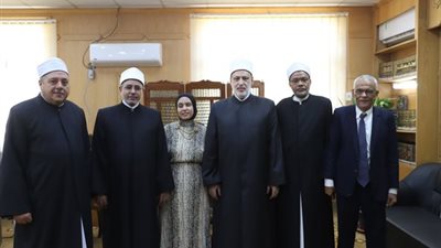 وكيل الأزهر ورئيس المعاهد الأزهرية يكرمان الطالبة ريم عيسي الأولي علي القسم الأدبي 