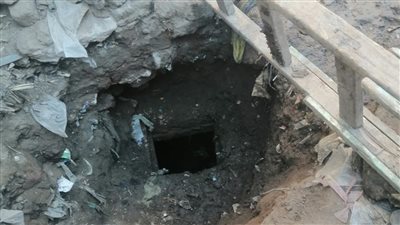 ماتوا من الريحة.. مصرع عاملين خنقًا داخل بئر صرف صحي بقنا | صور 