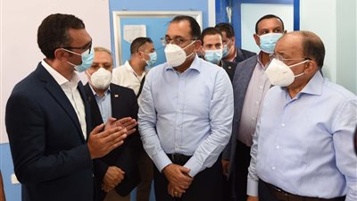 رئيس الوزراء يتفقد العيادات الثابتة في قرية كفر داوود بالبحيرة 