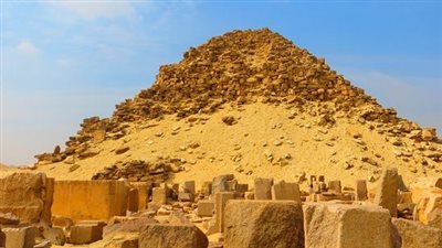 باحث في علم المصريات يكشف سر بناء معابد الشمس بـ أبو صير 
