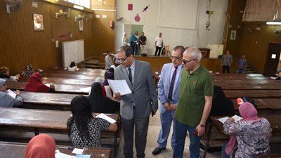 877 طالبًا وطالبة بجامعة سوهاج يؤدون امتحانات برامج التعليم المدمج بالشراكة مع جامعة القاهرة | صور