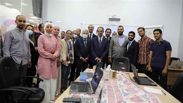 وزير الاتصالات ومحافظ