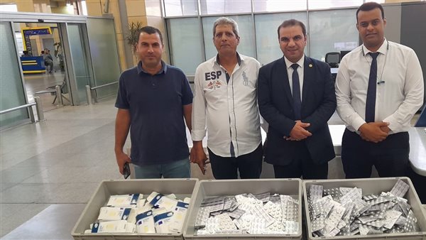 رجال جمارك مطار برج