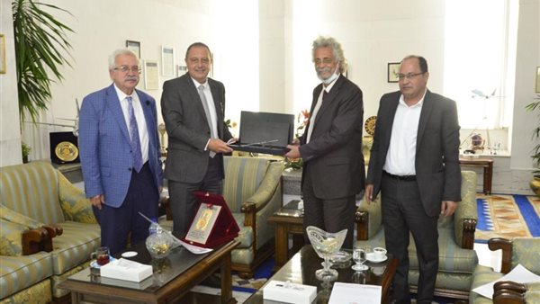 مصر للطيران تستقبل