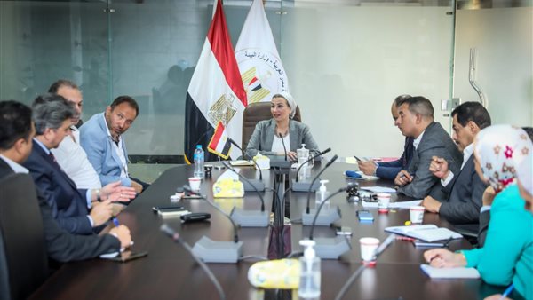 وزيرة البيئة تعقد