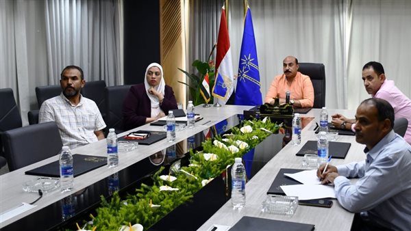 جانب من اجتماع محافظ