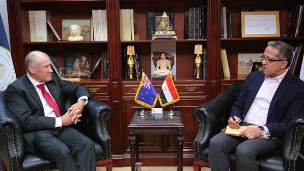 وزير السياحة يستقبل