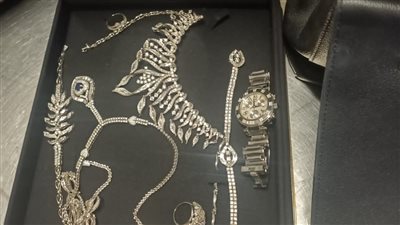 إحباط محاولتي تهريب مشغولات ذهبية ومستلزمات أسنان عبر جمارك مطار القاهرة| صور