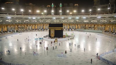 رفع الحواجز المحيطة بالكعبة لأول مرة منذ بدء جائحة كورونا