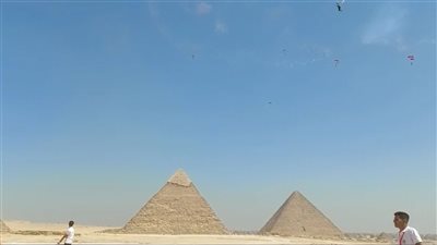 فريق القفز الحر.. إسقاط من ارتفاع آلاف الأقدام لـ 75 مظليا فوق سفح الأهرامات | فيديو