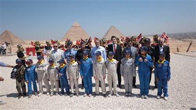 وزير السياحة يشهد العرض الجوي بمنطقة أهرامات الجيزة │ صور
