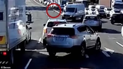 عمره 3 سنوات.. طفل صغير يسير وسط السيارات في طريق سريع مزدحم خلال ساعة الذروة | فيديو