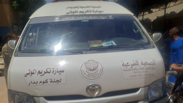 نقل جثث الضحايا 