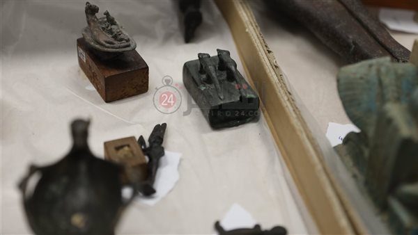 القطع الأثرية المعدنية