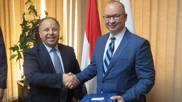 وزير المالية يلتقى