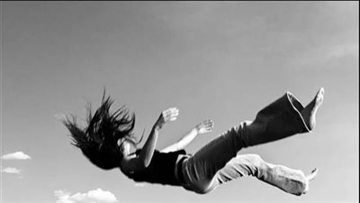 اختل توازنها.. إصابة طالبة سقطت من شرفة منزلها بالمنيا