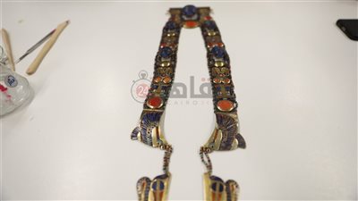 قبل عرضها رسميًا.. ننشر صور كواليس العمل في قلادة ميلاد الشمس لتوت عنخ آمون 