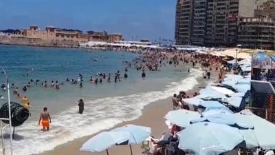 بالتزامن مع بدء العطلة الأسبوعية.. إقبال كبير من المصطافين على شواطئ الإسكندرية | بث مباشر