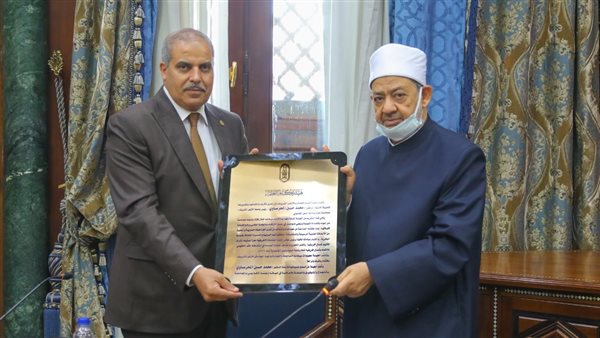 الإمام الأكبر يكرم