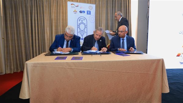 بجانب توقيع البروتوكول