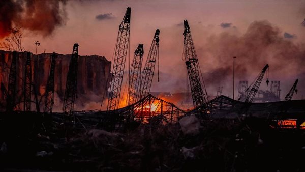 انفجار وحريق مرفأ