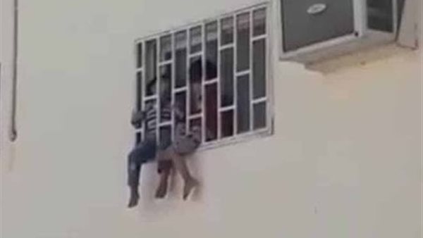 طفلتين محتجزتين 