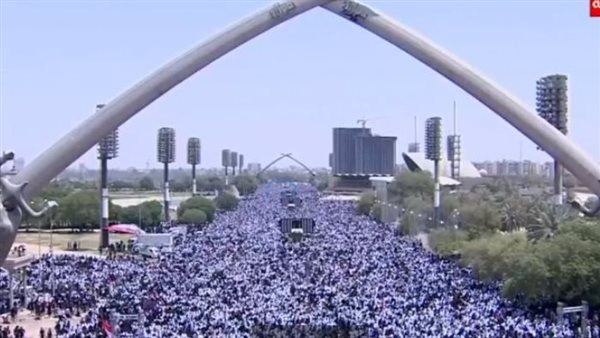 مئات الآلاف يؤدون