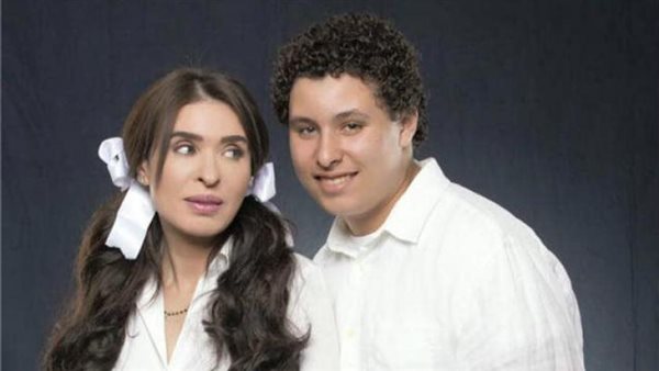 الرقصة دينا ونجلها