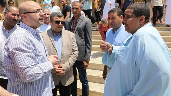 محافظ بني سويف يستمع