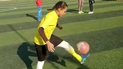 فتاة تتحدى العادات والتقاليد وتلعب كرة القدم ببني سويف: بلعب في فرقة كلها ولاد | بث مباشر 